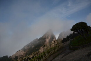 云雾缭绕的巍峨山峰