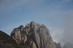 巍峨奇峰云雾间