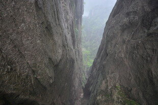 峡谷峭壁间的自然奇观