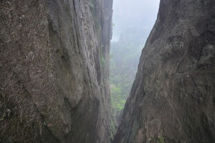 峡谷间的陡峭绝壁景观