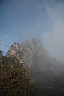 云雾缭绕的壮美山峰