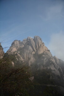 云雾缭绕的壮丽山峰
