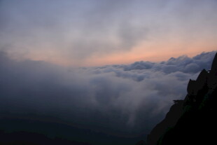 云海之上的壮丽天空景观