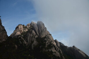 巍峨山峰云雾缭绕