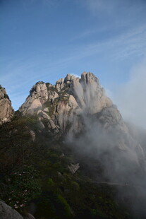 云雾缭绕的壮丽山峰