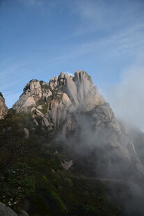 云雾缭绕的壮丽山峰
