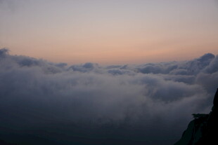 云海之上的绚丽天际