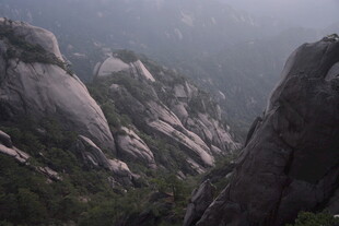 壮丽山景 岩石与植被交织