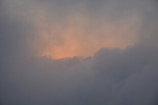 日出时分的朦胧云海