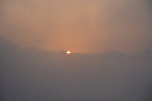 日出时分的朦胧天际