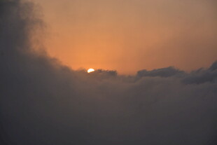 日出云海间的壮丽景致