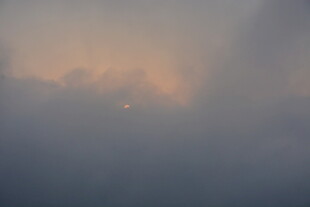 日出时分的朦胧云海