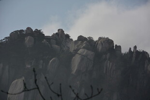 云雾缭绕的嶙峋山峰