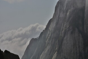 巍峨高山云雾缭绕