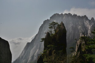 巍峨峻峭的壮丽山峰