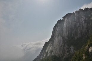 巍峨高山云雾缭绕之景
