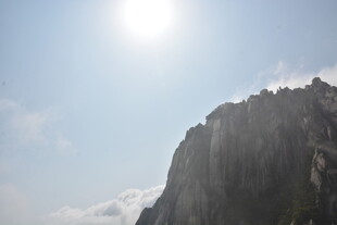 阳光下的巍峨山峰