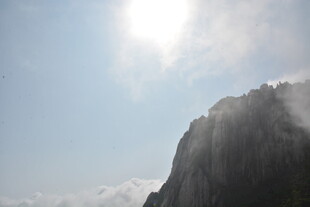 阳光照耀下的巍峨山峰