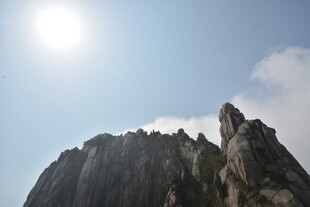 峻峭山峰映于晴朗天空