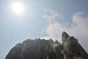 阳光下的巍峨山峰