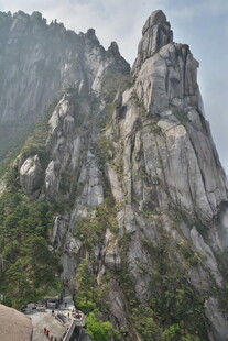 巍峨险峻的壮丽山峰
