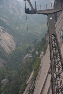 悬崖边的高空作业场景