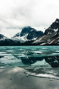 宁静冰川湖与巍峨雪山倒影