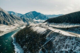 冬日河谷雪景航拍图