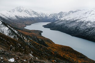 雪山环绕的静谧湖畔风光