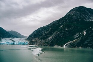 壮丽山水间的冰川景观