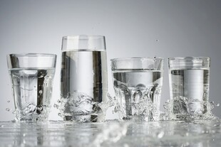 透明玻璃杯装清澈饮用水