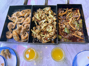 多样美味烧烤与饮品组合