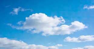 晴朗蓝天飘着朵朵白云