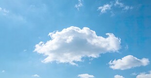 蓝天中的蓬松白云