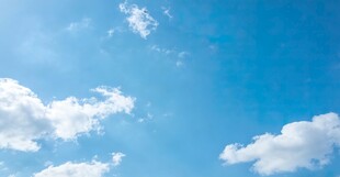 晴朗蓝天飘着几朵白云