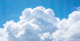 蓝天中的蓬松白云