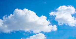 蓝天中的蓬松白云