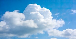 蓝天中的蓬松白云