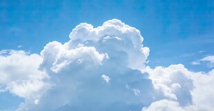 蓝天中的蓬松白云