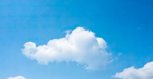 蓝天中的洁白云朵