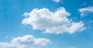 晴朗蓝天中的蓬松白云