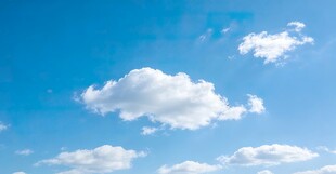 晴朗蓝天飘着朵朵白云