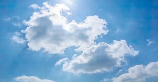 晴朗蓝天飘着朵朵白云