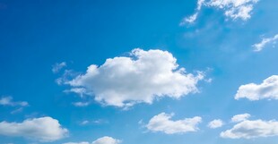 晴朗蓝天中的蓬松白云