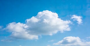 蓝天中的蓬松白云