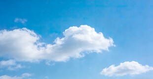 晴朗蓝天中的蓬松白云