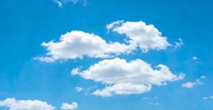 蓝天中的蓬松白云