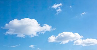 蓝天飘着几朵白云