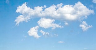 蓝天中的蓬松白云