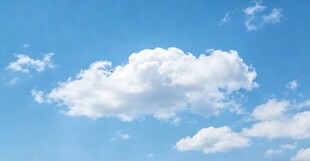 蓝天之上的蓬松白云